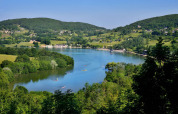 Uitzicht op Lac du Causse vakantiepark in Nouvelle-Aquitaine, Frankrijk, met groene heuvels en water.