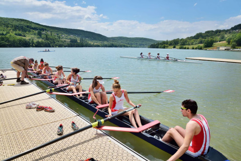 Equipo de remo preparándose en la orilla del Lac du Causse, un parque vacacional en Nouvelle-Aquitaine, Francia.