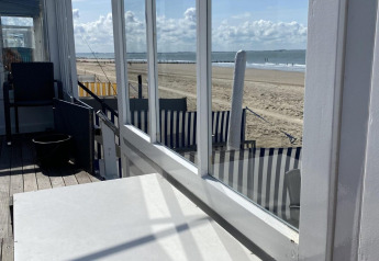 Cabaña de playa con vistas a la arena y el mar en Beach house 'Dishoek 345/346' en Zeeland, Países Bajos.