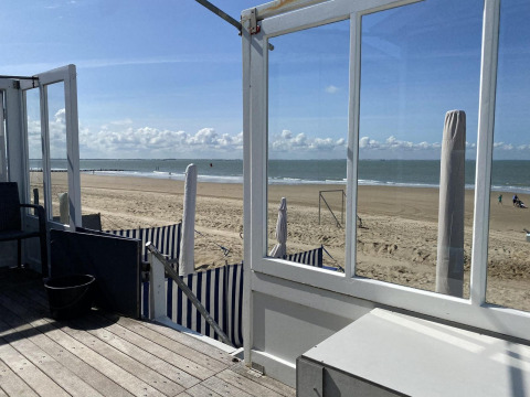 Vista desde Beach house 'Dishoek 345/346' en Zeeland, Países Bajos, con playa, mar y cielo azul.