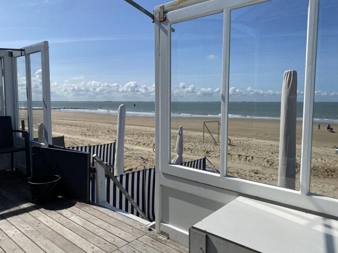 Blick vom Beach house 'Dishoek 345/346' in Zeeland, Niederlande, auf Strand, Meer und blauen Himmel.