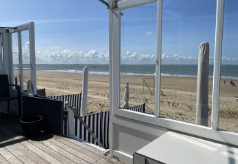 Vue depuis Beach house 'Dishoek 345/346' en Zélande, Pays-Bas, sur la plage, la mer et le ciel bleu.