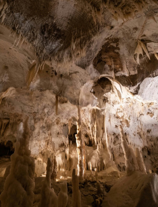 Estalactitas y estalagmitas en una cueva de piedra caliza cerca de Aubeterre sur Dronne, Nouvelle-Aquitaine, Francia.
