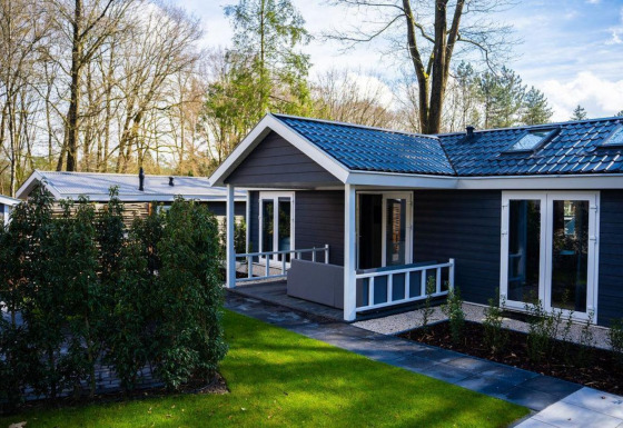 Cabaña Heuvelrug moderna con terraza y jardín en De Thijmse Berg, Países Bajos, rodeada de naturaleza.