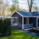 Moderne Heuvelrug Cottage med terrasse og grøn have ved De Thijmse Berg, Holland, set i fredelige omgivelser.