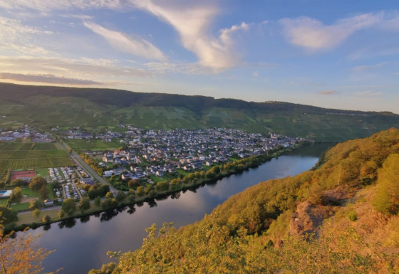 Uitzicht over de rivier en het stadje Kröv, omringd door heuvels en wijngaarden in Rijnland-Palts, Duitsland.