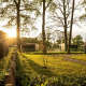 Solnedgang over ferieboliger og grønne omgivelser ved Holiday villa Amalia 6 i Hofparken Wiltershaar.