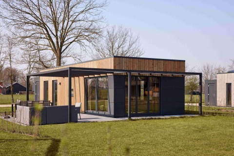 Villa de vacaciones Amalia en Hofparken Wiltershaar, Países Bajos, con jardín y terraza moderna.