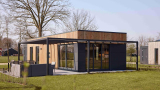 Moderne feriebolig ved Holiday villa Amalia, Hofparken Wiltershaar, omgivet af natur i Holland.