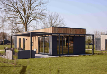 Moderne feriebolig ved Holiday villa Amalia, Hofparken Wiltershaar, omgivet af natur i Holland.