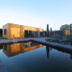 Moderne lodge med træfacade, pool og liggestole på Amalia Familia, Hofparken Wiltershaar, Holland.