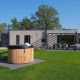 Moderne feriebolig med udendørs spabad og terrasse på Holiday villa Amalia 4 ved Hofparken Wiltershaar.