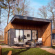 Modern træhytte Holiday villa Amalia 2 med terrasse og sauna på Hofparken De Bergvennen i Holland.