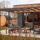 Moderne træhytte med udendørs loungemøbler og en sauna i træ, Holiday villa Amalia, Hofparken De Bergvennen.