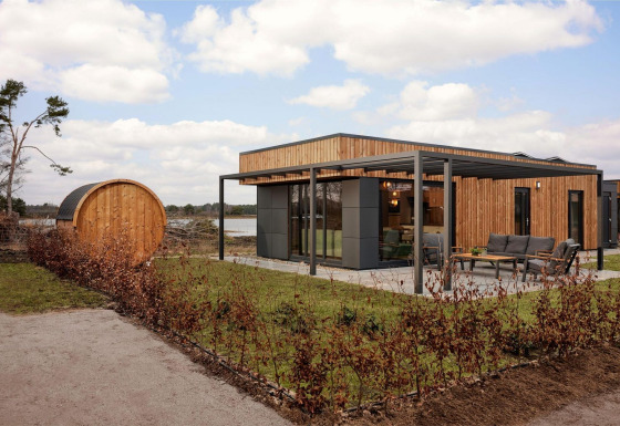 Vakantiehuis Amalia 6 met sauna bij Hofparken De Bergvennen, Nederland. Moderne houten lodge, terras en sauna.