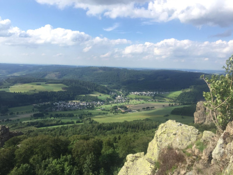 Landschapszicht op velden, bossen en een dorp nabij Brilon, Noordrijn-Westfalen, Duitsland, bij helder weer.