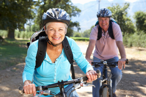 Couple senior à vélo au Camping & Ferienpark Brilon, parc de vacances en Rhénanie-du-Nord-Westphalie, Allemagne.