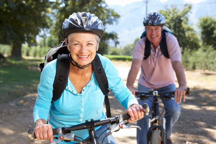 Couple senior à vélo au Camping & Ferienpark Brilon, parc de vacances en Rhénanie-du-Nord-Westphalie, Allemagne.