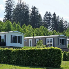Casas de vacaciones entre setos y un bosque en Camping & Ferienpark Brilon, Renania del Norte-Westfalia, Alemania.