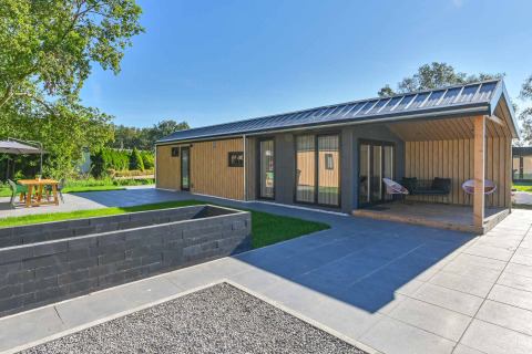 Moderne Ferienunterkunft mit überdachter Terrasse im Drentse Weelde Ferienpark in Drenthe, Niederlande.