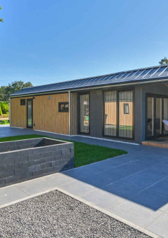 Modern vakantiehuis met overdekt terras in Drentse Weelde vakantiepark, Drenthe, Nederland.