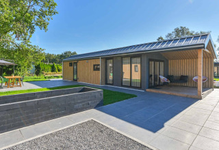 Modern vakantiehuis met overdekt terras in Drentse Weelde vakantiepark, Drenthe, Nederland.