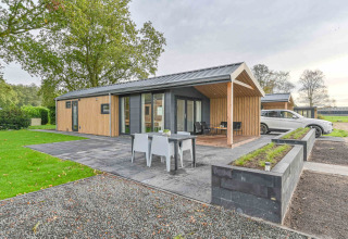 Maison de vacances moderne à Drentse Weelde, parc de vacances à Drenthe, Pays-Bas, avec terrasse et coin repas.