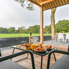 Ontbijt op het terras met croissants en sap, uitkijkend op weilanden bij Drentse Weelde, Drenthe.