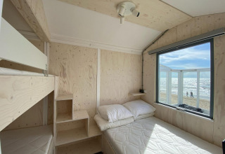 Intérieur en bois clair du Beach house Dishoek 345/346 avec vue sur mer et plage à Zeeland, Pays-Bas.