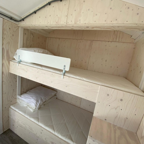 Chambre claire avec lits superposés au Beach house 'Dishoek 345/346', décoration bois claire et minimaliste.