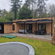 Udendørsbillede af Wellness Cottage 6p på De Thijmse Berg i Holland med træfacade og stor terrasse.