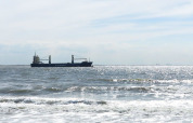 Udsigt over havet ved Dishoek i Zeeland, Nederlandene, med skib på vandet og sollys på bølgerne.