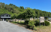 Vista del Camping De La Vallée, un villaggio vacanze in Belgio Lussemburgo, con verde e cielo sereno.