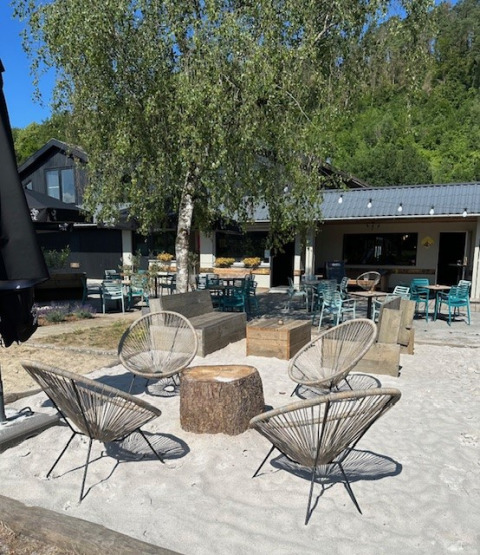 Area relax all'aperto con sedie moderne e sabbia a Camping De La Vallée, Belgio Lussemburgo, Belgio.