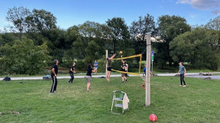 Menschen spielen Volleyball im Freien auf einer Wiese im Camping De La Vallée, Belgien Luxemburg.