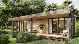 Moderno lodge de madera con amplios ventanales y terraza, rodeado de un frondoso bosque verde y plantas.