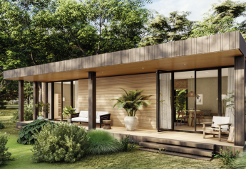 Lodge moderna in legno con grandi porte vetrate e terrazza, immersa in una rigogliosa foresta verde.