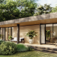Moderne lodge lavet af træ med store glasdøre, beliggende i frodig grøn skov med komfortabel terrasse.