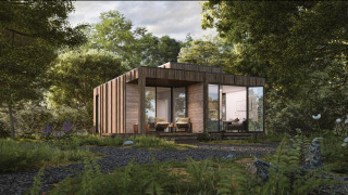 Un lodge moderno de madera con grandes ventanales, ubicado en el bosque y rodeado de vegetación verde.