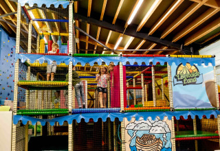Kinderen spelen in een indoor speeltuin in vakantiepark Beloofde Land in Gelderland, Nederland.