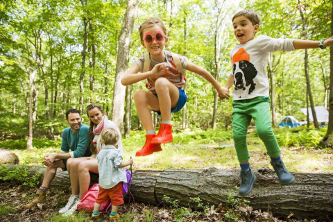 Familie beleeft plezier in het bos bij Beloofde Land vakantiepark, Gelderland, Nederland, met spelende kinderen.