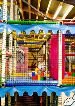 Enfants jouant dans une aire de jeux intérieure colorée au parc de vacances Beloofde Land à Gueldre, Pays-Bas.