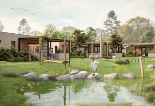 Kinderspielplatz und moderne Ferienhäuser im Ferienpark Beloofde Land, Gelderland, Niederlande, bei Natur.