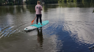 Persona practicando paddle surf en el lago del Camping de Kleine Wielen en Frisia, Países Bajos.