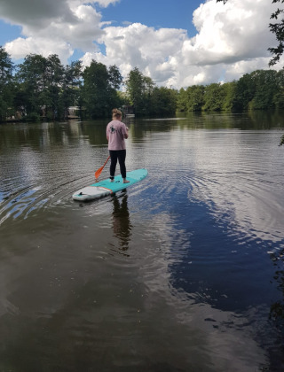 Persona practicando paddle surf en el lago del Camping de Kleine Wielen en Frisia, Países Bajos.