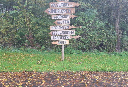 Señal cerca de Leeuwarden, Frisia, Países Bajos, que indica direcciones a pueblos durante el otoño.