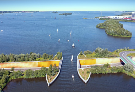 Luftaufnahme eines Straßenviadukts unter Wasser nahe Voorthuizen, Gelderland, Niederlande, mit Booten.