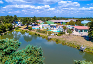 Luchtfoto van Camping Paradis La Bretonniere vakantiepark met zwembad en vijver in Pays de la Loire, Frankrijk