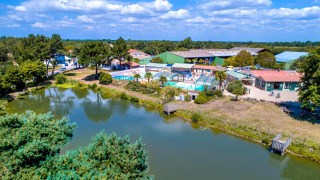 Vista aérea del Camping Paradis La Bretonniere con piscina y lago en Pays de la Loire, Francia