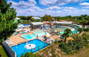 Luftfoto af Camping Paradis La Bretonniere med pools, familieaktiviteter og grønt i Pays de la Loire, Frankrig.